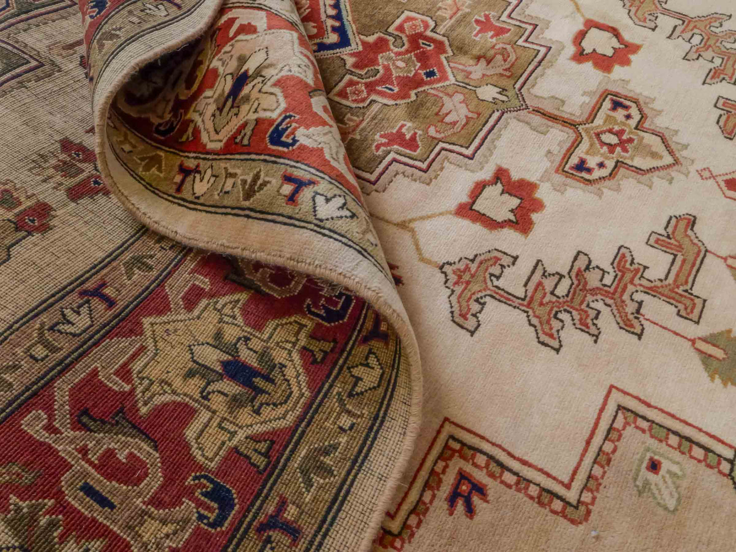 Handgeknüpfter Ziegler Heriz Orientteppich von Khademi aus Wolle, beige, rot. Klassisch-geometrisches Medaillon-Design. Von Hand geknüpft in Afghanistan. Größe: 268 cm x 186 cm. Teppichnummer: RB3-1009. Verkauf durch Jupiter Intl.