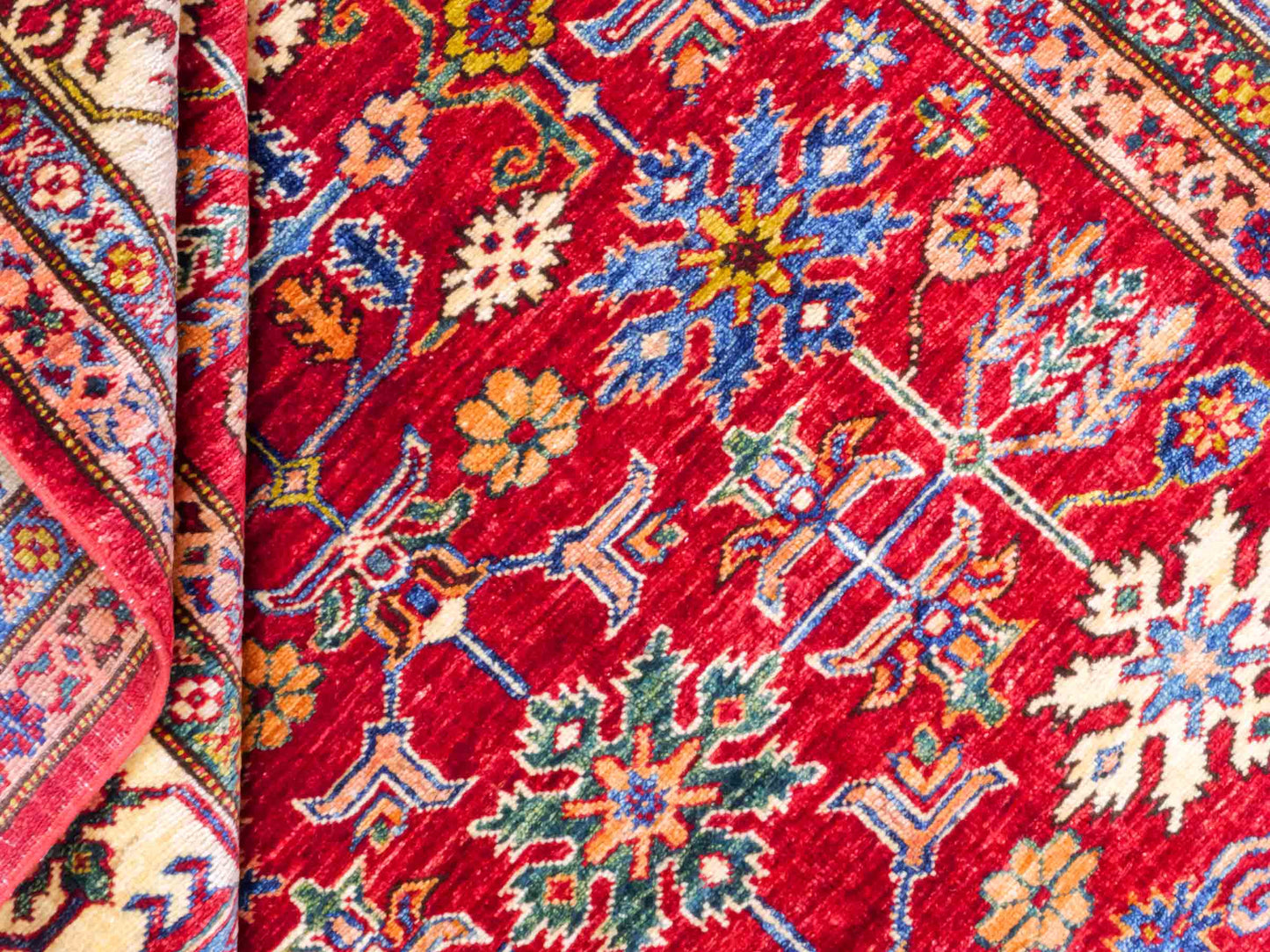 Handgeknüpfter Ziegler Kazak Orientteppich von Khademi aus Wolle, rot. Klassisches Design. Von Hand geknüpft in Afghanistan. Größe: 193 cm x 146 cm. Teppichnummer: RB3-1062. Verkauf durch Jupiter Intl.