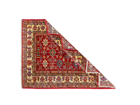 Handgeknüpfter Ziegler Kazak Orientteppich von Khademi aus Wolle, rot. Klassisches Design. Von Hand geknüpft in Afghanistan. Größe: 193 cm x 146 cm. Teppichnummer: RB3-1062. Verkauf durch Jupiter Intl.