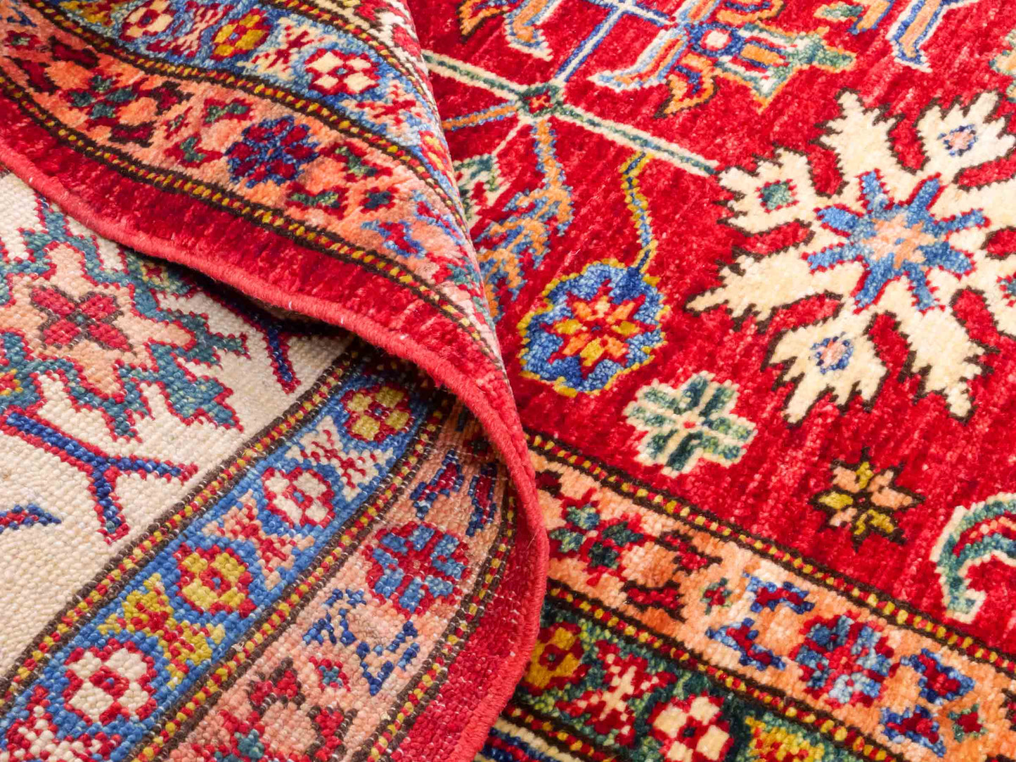 Handgeknüpfter Ziegler Kazak Orientteppich von Khademi aus Wolle, rot. Klassisches Design. Von Hand geknüpft in Afghanistan. Größe: 193 cm x 146 cm. Teppichnummer: RB3-1062. Verkauf durch Jupiter Intl.