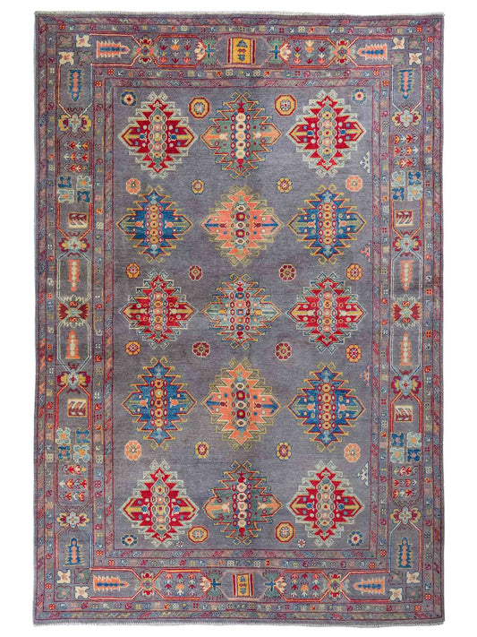 Handgeknüpfter Ziegler Kazak Orientteppich von Khademi aus Wolle, grau. Klassisches Design. Von Hand geknüpft in Afghanistan. Größe: 222 cm x 166 cm. Teppichnummer: RB3-1065. Verkauf durch Jupiter Intl.