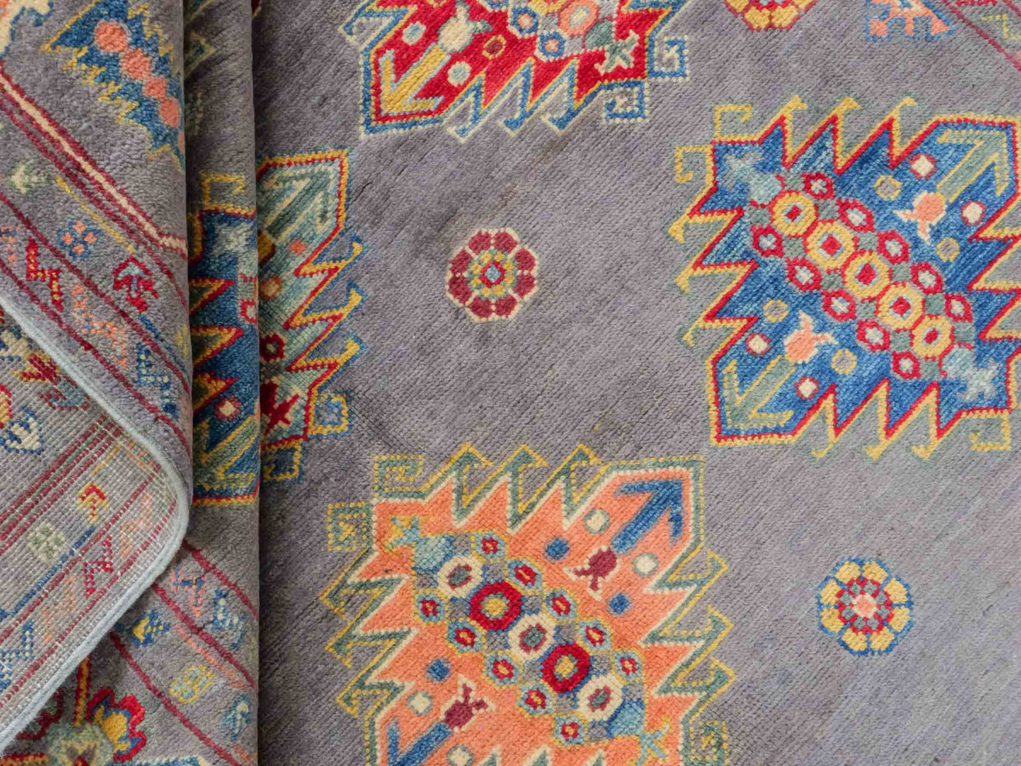 Handgeknüpfter Ziegler Kazak Orientteppich von Khademi aus Wolle, grau. Klassisches Design. Von Hand geknüpft in Afghanistan. Größe: 222 cm x 166 cm. Teppichnummer: RB3-1065. Verkauf durch Jupiter Intl.