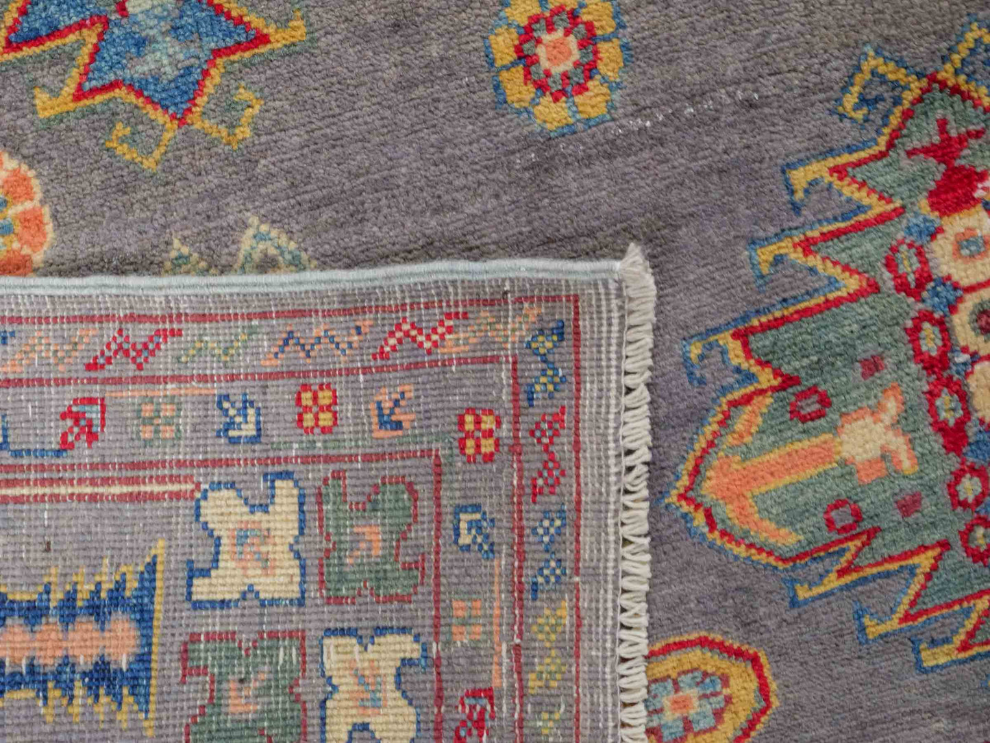 Handgeknüpfter Ziegler Kazak Orientteppich von Khademi aus Wolle, grau. Klassisches Design. Von Hand geknüpft in Afghanistan. Größe: 222 cm x 166 cm. Teppichnummer: RB3-1065. Verkauf durch Jupiter Intl.