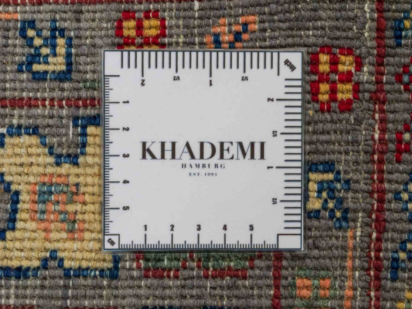 Handgeknüpfter Ziegler Kazak Orientteppich von Khademi aus Wolle, grau. Klassisches Design. Von Hand geknüpft in Afghanistan. Größe: 222 cm x 166 cm. Teppichnummer: RB3-1065. Verkauf durch Jupiter Intl.