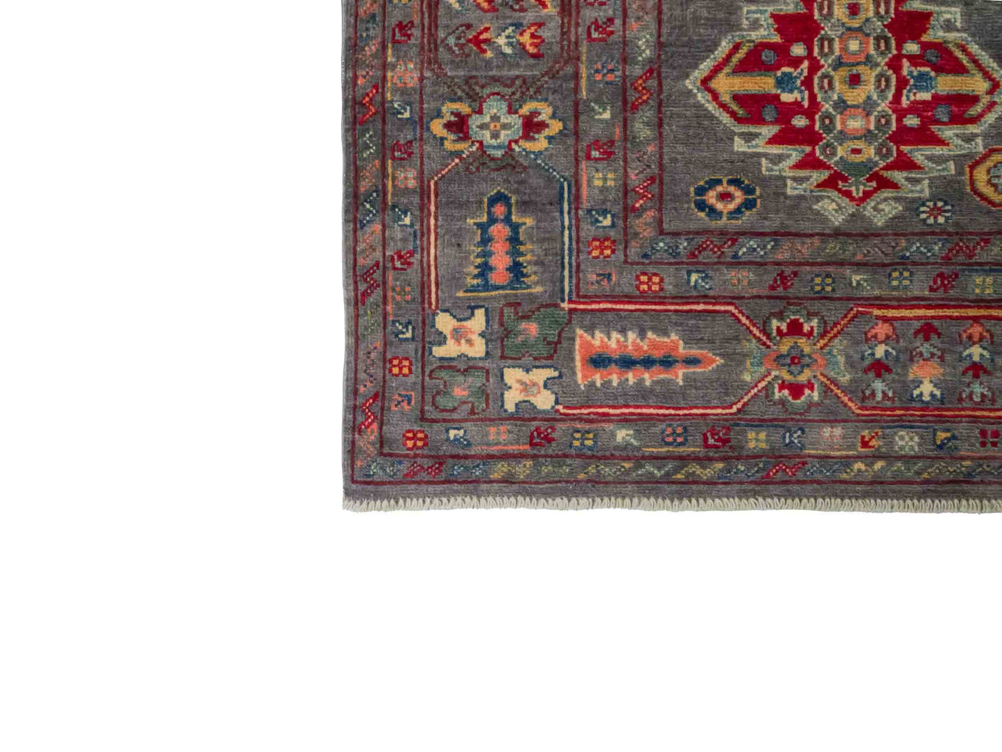 Handgeknüpfter Ziegler Kazak Orientteppich von Khademi aus Wolle, grau. Klassisches Design. Von Hand geknüpft in Afghanistan. Größe: 222 cm x 166 cm. Teppichnummer: RB3-1065. Verkauf durch Jupiter Intl.