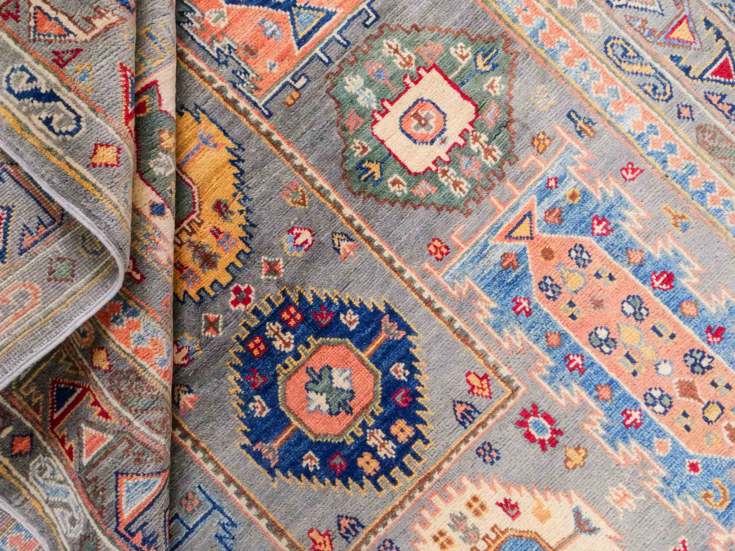 Handgeknüpfter Ziegler Kazak Orientteppich von Khademi aus Wolle, grün, grau. Klassisches Design. Von Hand geknüpft in Afghanistan. Größe: 230 cm x 145 cm. Teppichnummer: RB3-1064. Verkauf durch Jupiter Intl.