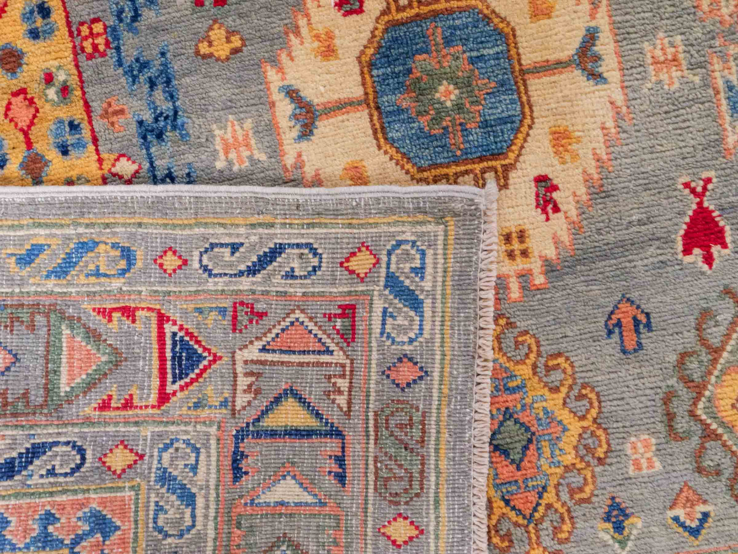 Handgeknüpfter Ziegler Kazak Orientteppich von Khademi aus Wolle, grün, grau. Klassisches Design. Von Hand geknüpft in Afghanistan. Größe: 230 cm x 145 cm. Teppichnummer: RB3-1064. Verkauf durch Jupiter Intl.