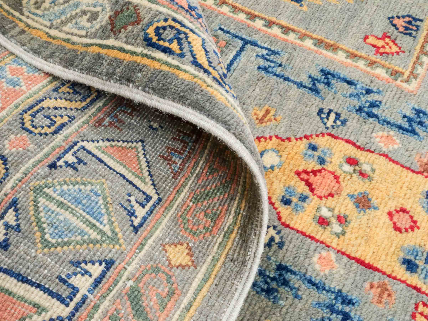 Handgeknüpfter Ziegler Kazak Orientteppich von Khademi aus Wolle, grün, grau. Klassisches Design. Von Hand geknüpft in Afghanistan. Größe: 230 cm x 145 cm. Teppichnummer: RB3-1064. Verkauf durch Jupiter Intl.
