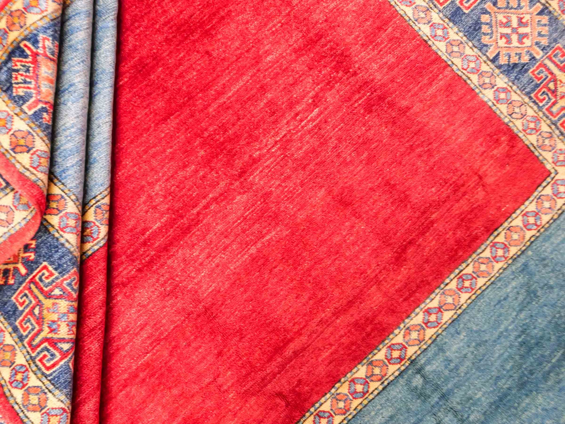 Handgeknüpfter Ziegler Kazak Orientteppich von Khademi aus Wolle, blau, rot. Klassisches Design. Von Hand geknüpft in Afghanistan. Größe: 283 cm x 209 cm. Teppichnummer: RB3-1011. Verkauf durch Jupiter Intl.