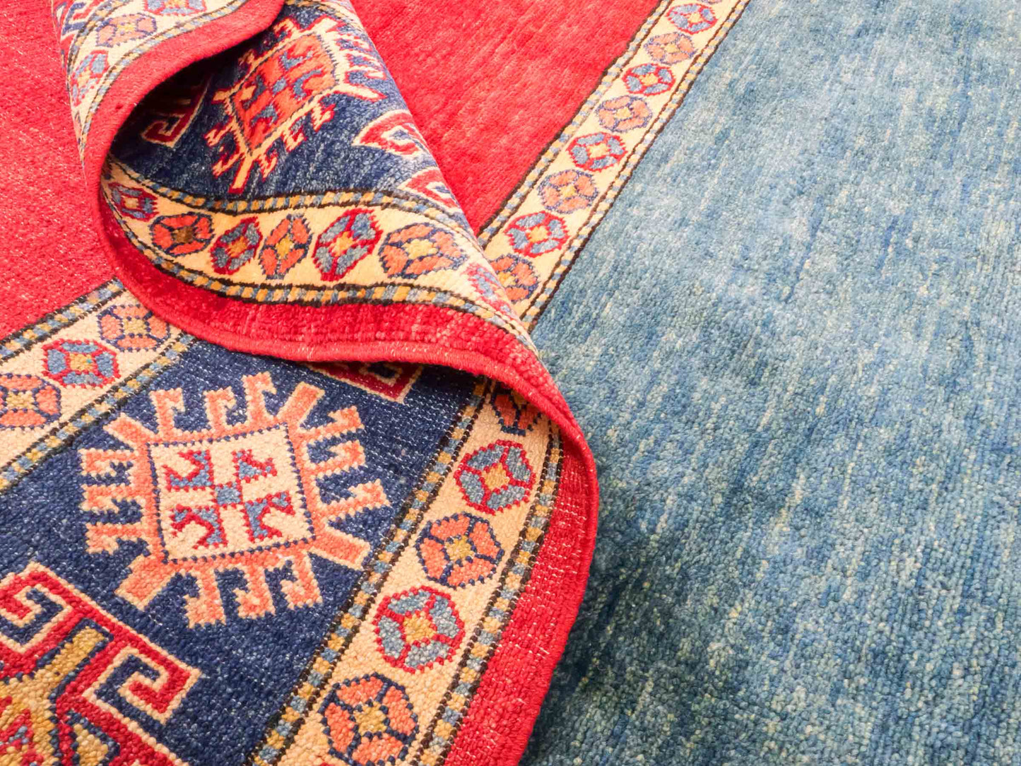 Handgeknüpfter Ziegler Kazak Orientteppich von Khademi aus Wolle, blau, rot. Klassisches Design. Von Hand geknüpft in Afghanistan. Größe: 283 cm x 209 cm. Teppichnummer: RB3-1011. Verkauf durch Jupiter Intl.