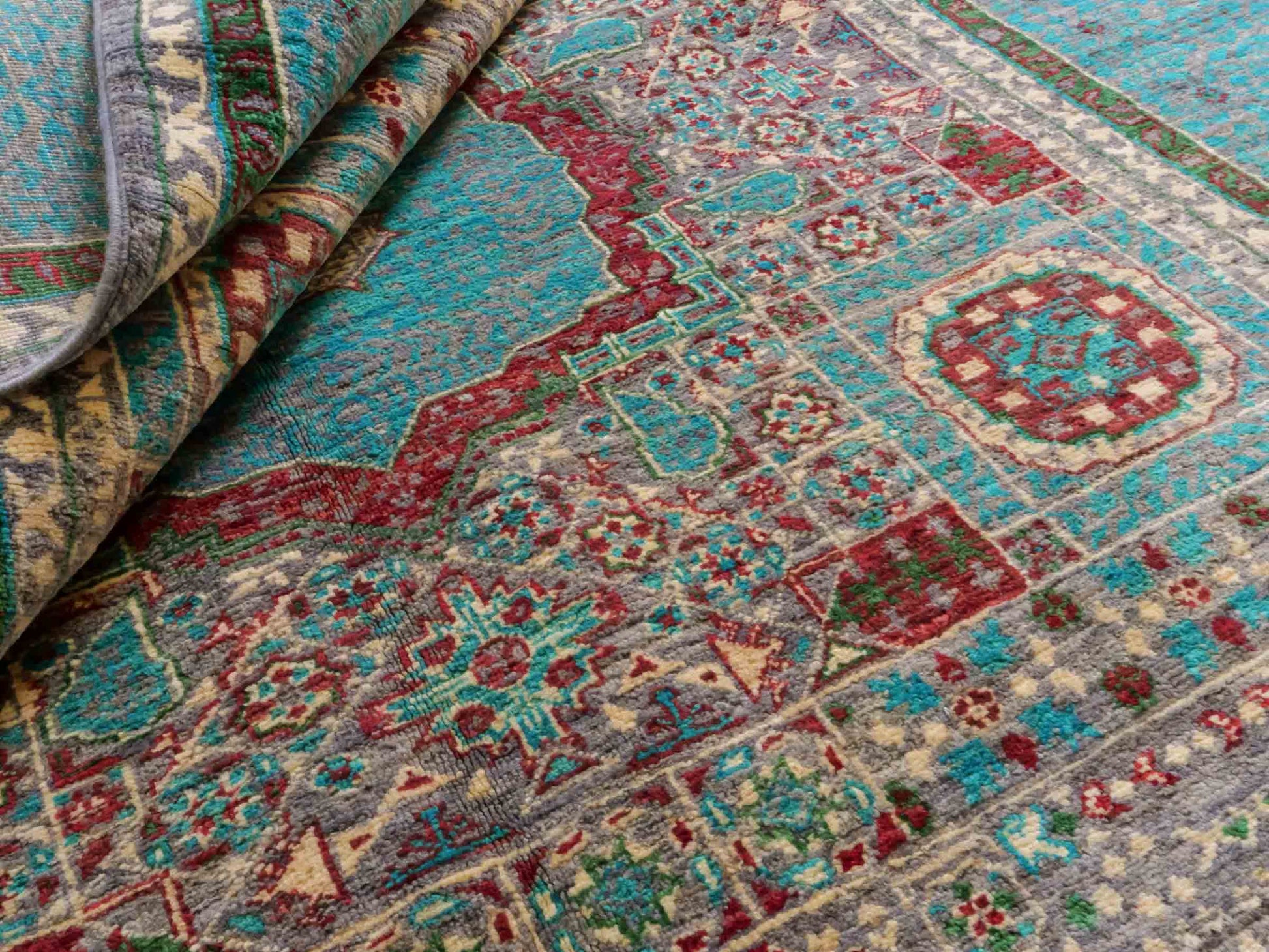 Handgeknüpfter Ziegler Mamluk Orientteppich von Khademi aus Wolle, blau, türkis. Klassisches, geometrisches Medaillon-Design. Von Hand geknüpft in Afghanistan. Größe: 204 cm x 155 cm. Teppichnummer: RB3-1057. Verkauf durch Jupiter Intl.