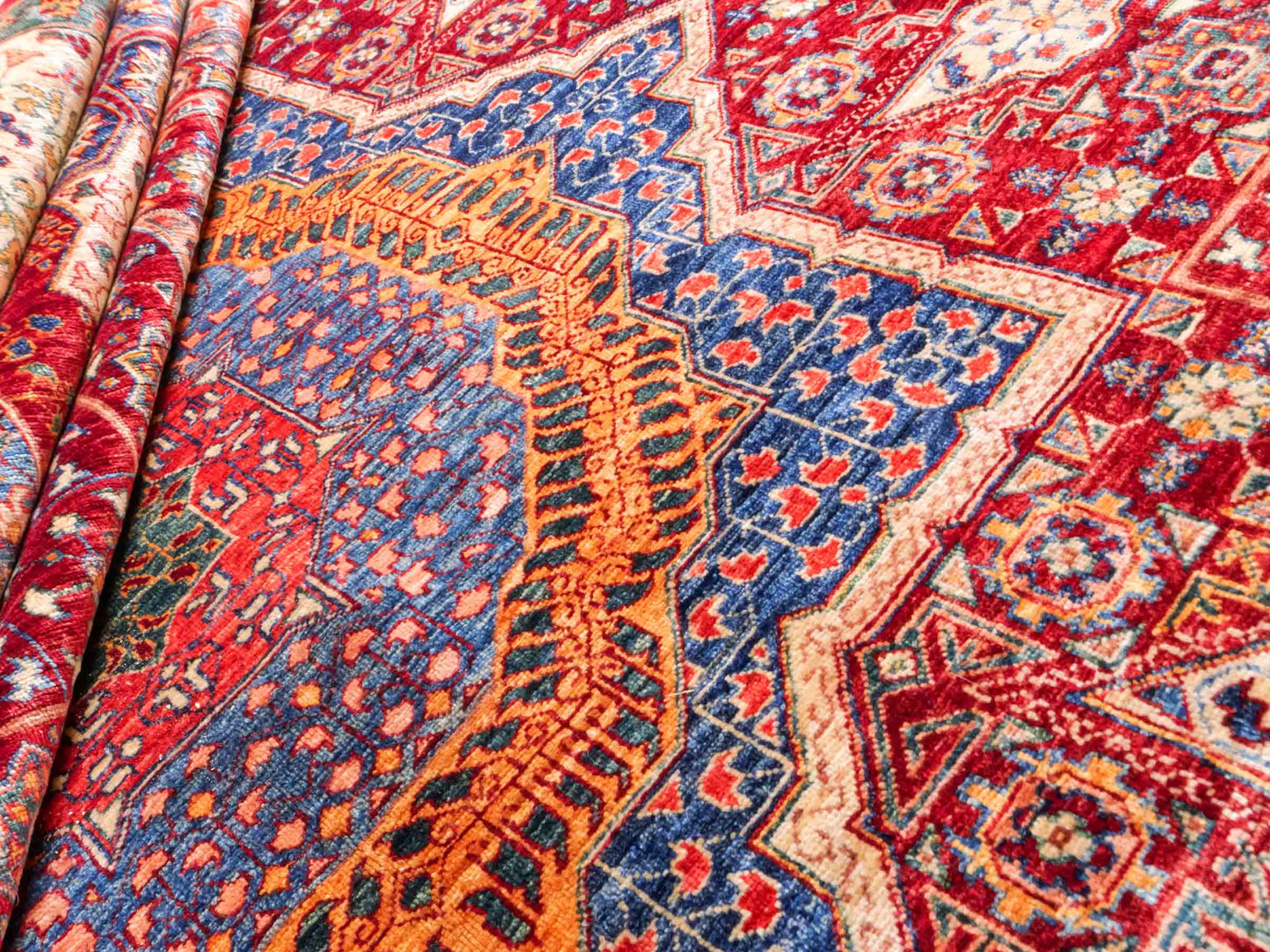 Handgeknüpfter Ziegler Mamluk Orientteppich von Khademi aus Wolle, rot. Klassisches, geometrisches Medaillon-Design. Traditionell von Hand geknüpft in Afghanistan. Größe: 373 cm x 277 cm. Teppichnummer: RB3-1017. Verkauf durch Jupiter Intl.