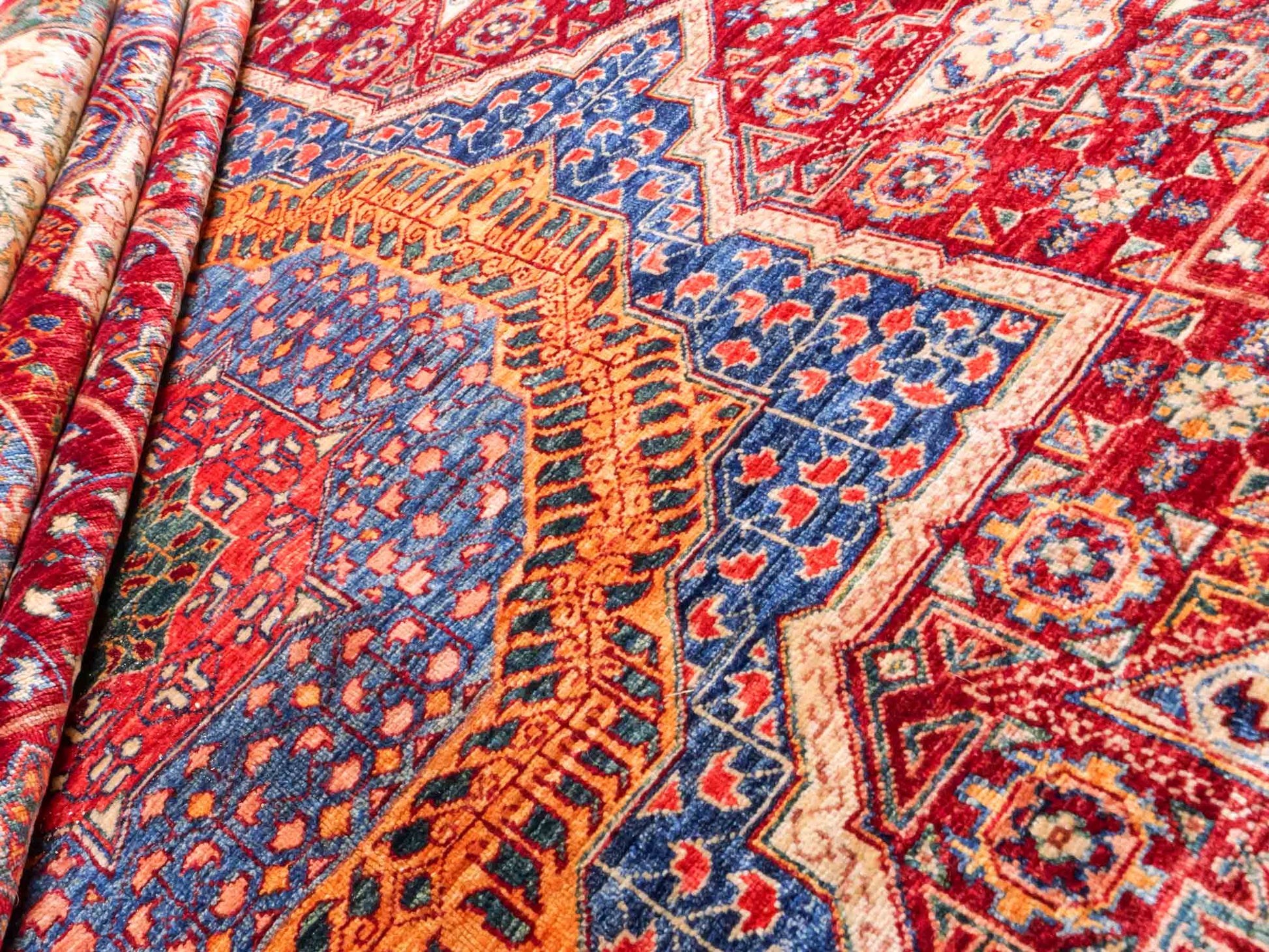 Handgeknüpfter Ziegler Mamluk Orientteppich von Khademi aus Wolle, rot. Klassisches, geometrisches Medaillon-Design. Traditionell von Hand geknüpft in Afghanistan. Größe: 373 cm x 277 cm. Teppichnummer: RB3-1017. Verkauf durch Jupiter Intl.