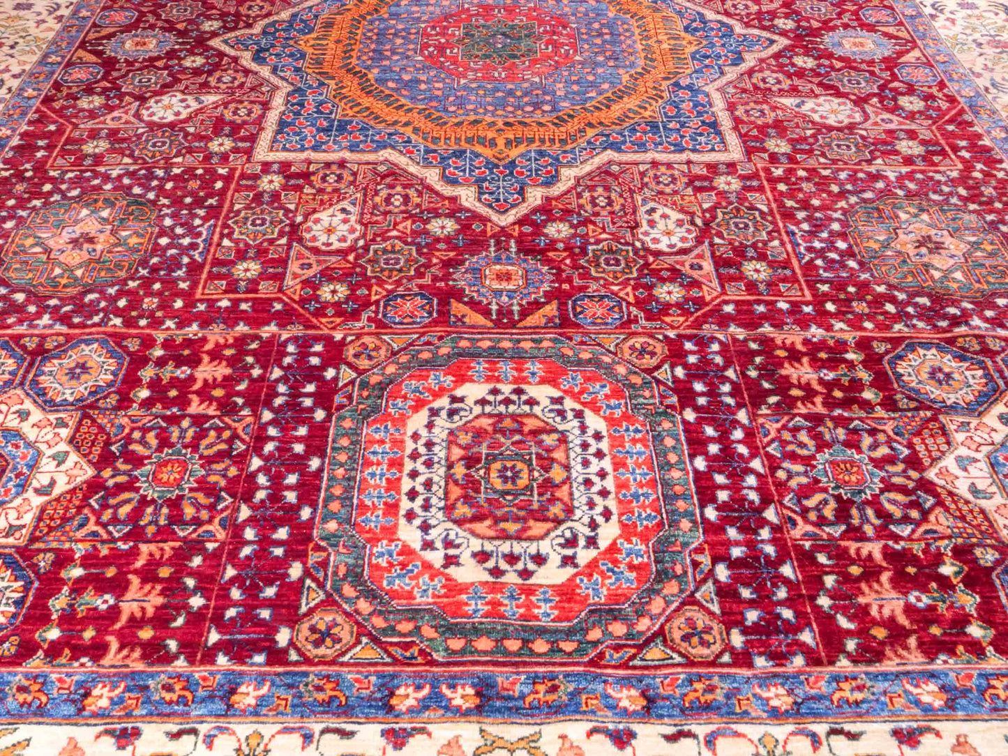 Handgeknüpfter Ziegler Mamluk Orientteppich von Khademi aus Wolle, rot. Klassisches, geometrisches Medaillon-Design. Traditionell von Hand geknüpft in Afghanistan. Größe: 373 cm x 277 cm. Teppichnummer: RB3-1017. Verkauf durch Jupiter Intl.