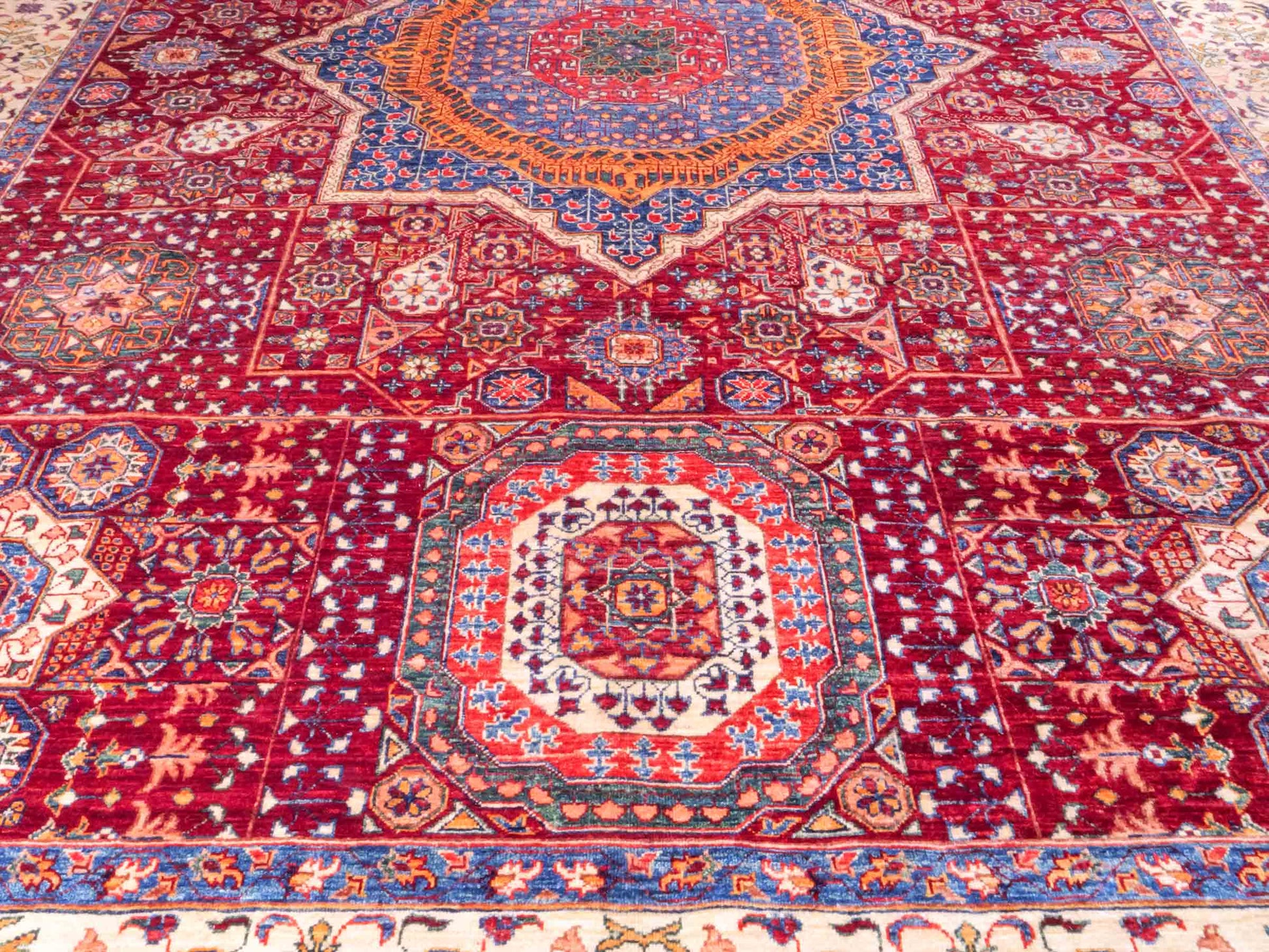 Handgeknüpfter Ziegler Mamluk Orientteppich von Khademi aus Wolle, rot. Klassisches, geometrisches Medaillon-Design. Traditionell von Hand geknüpft in Afghanistan. Größe: 373 cm x 277 cm. Teppichnummer: RB3-1017. Verkauf durch Jupiter Intl.
