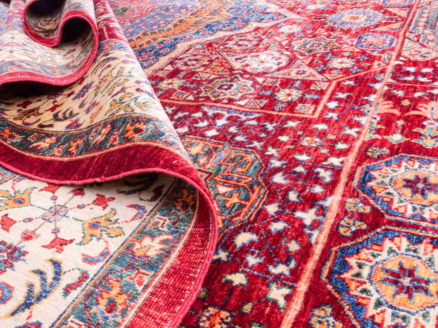 Handgeknüpfter Ziegler Mamluk Orientteppich von Khademi aus Wolle, rot. Klassisches, geometrisches Medaillon-Design. Traditionell von Hand geknüpft in Afghanistan. Größe: 373 cm x 277 cm. Teppichnummer: RB3-1017. Verkauf durch Jupiter Intl.
